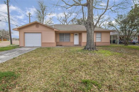Single Family Residence in Baytown TX 1507 Strickland Street.jpg