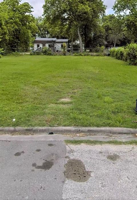 Photo of 1313 E 34th Street, Houston, TX 77022 (MLS # 75735011)