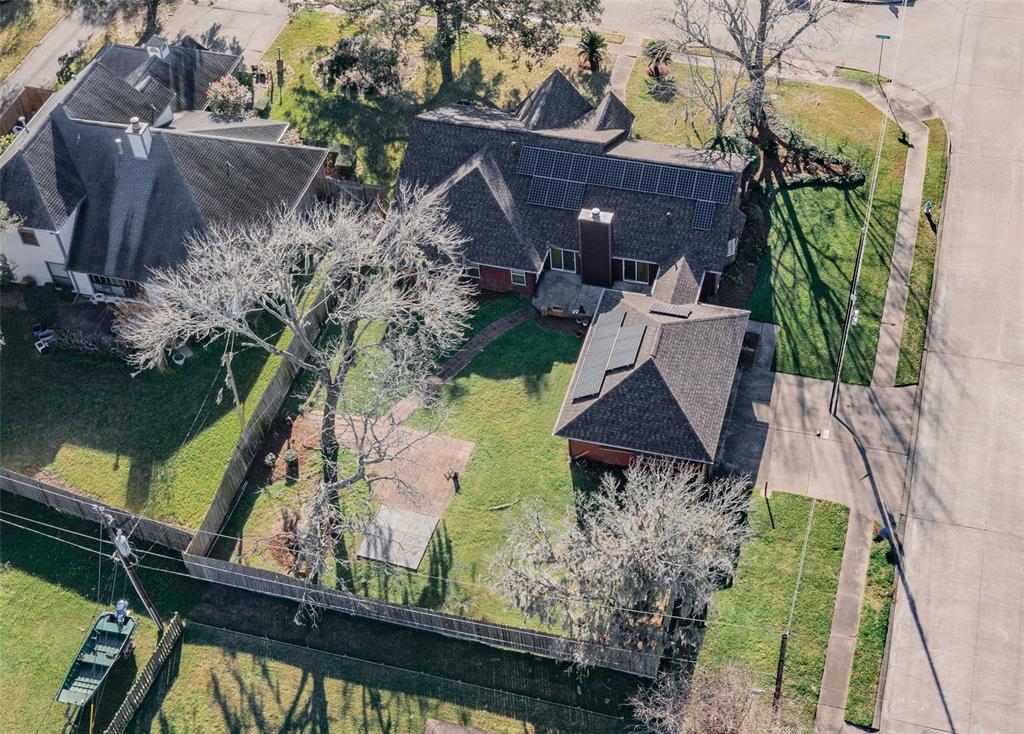 49 Greenvale Court, Lake Jackson, Texas image 2