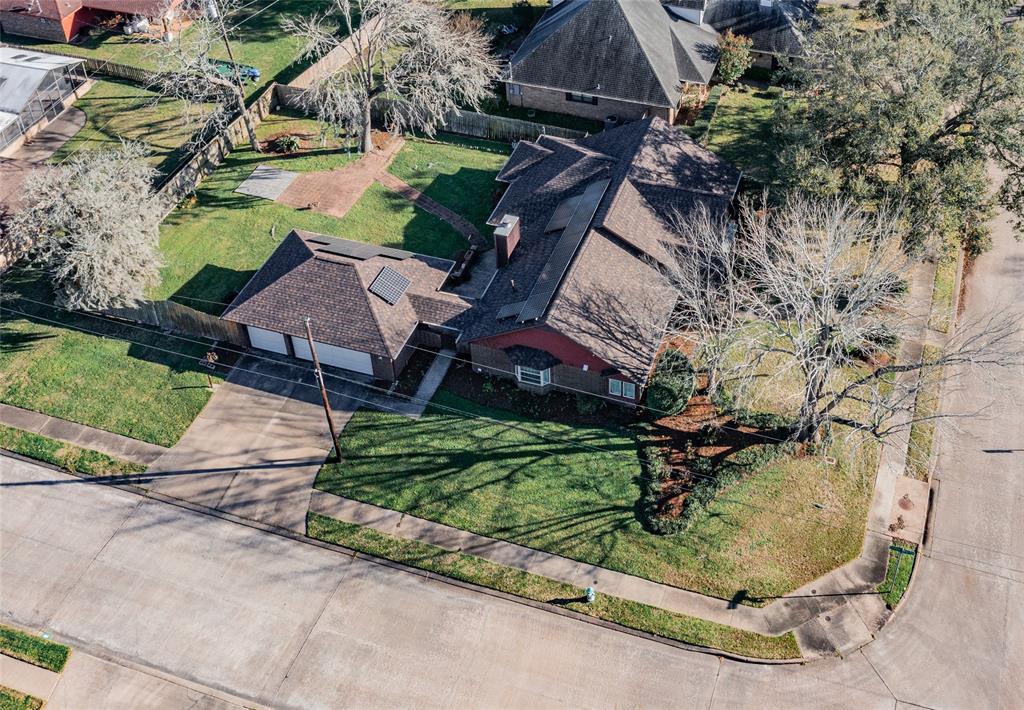 49 Greenvale Court, Lake Jackson, Texas image 3