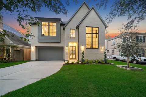 A home in West University Place