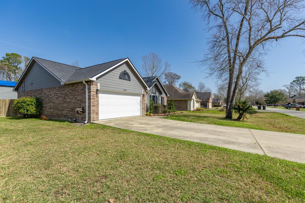 2930 Lake Breeze Lane, Crosby, Texas image 3