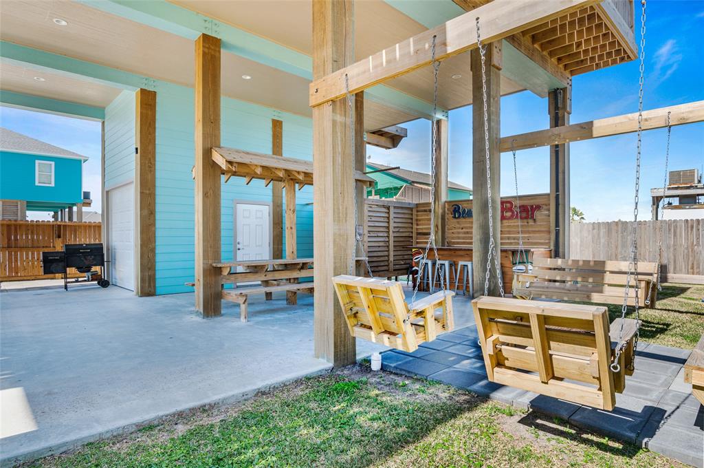 2565 Palm Drive, Crystal Beach, Texas image 3