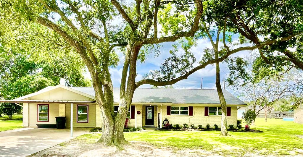 548 Meadowcroft Lane, Winnie, Texas image 1