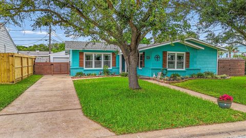 Single Family Residence in Galveston TX 102 Tarpon Ave.jpg