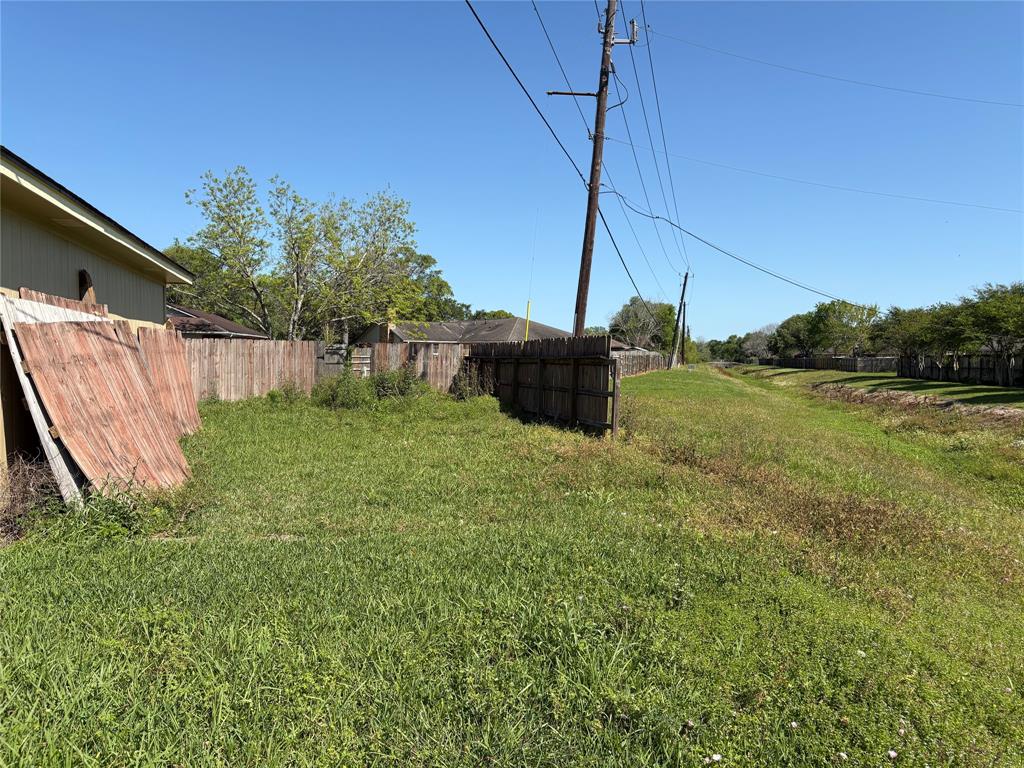 505 Huckleberry Drive, Lake Jackson, Texas image 16