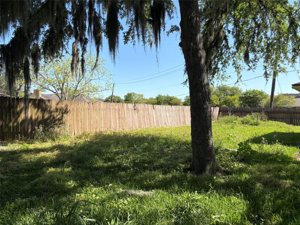 505 Huckleberry Drive, Lake Jackson, Texas image 2