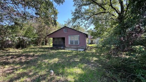 107 Church St Willis TX 77378