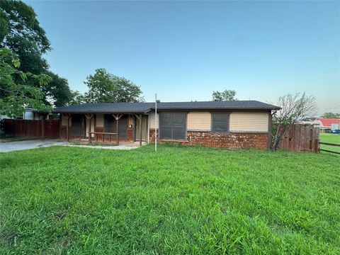 Homes For Sale - 108 Sally Street<br/> Johnson County, Joshua, TX 76058