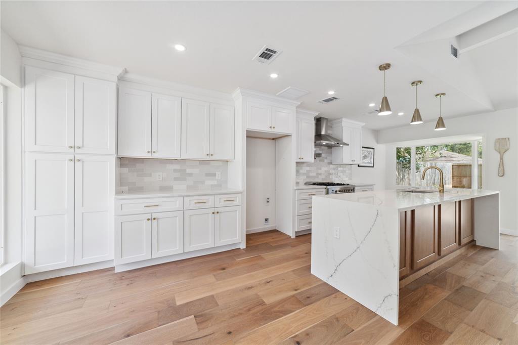 2618 Pine Village Drive, Houston, Texas image 7
