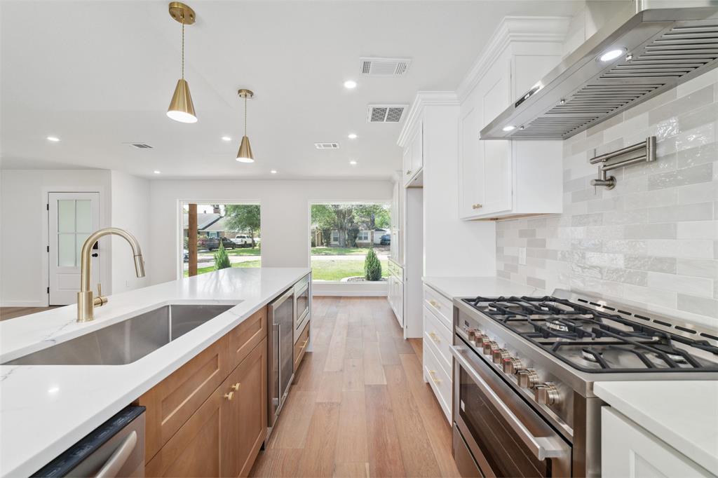 2618 Pine Village Drive, Houston, Texas image 10