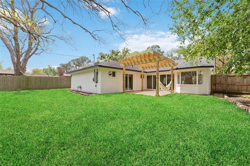 2618 Pine Village Drive, Houston, Texas image 20