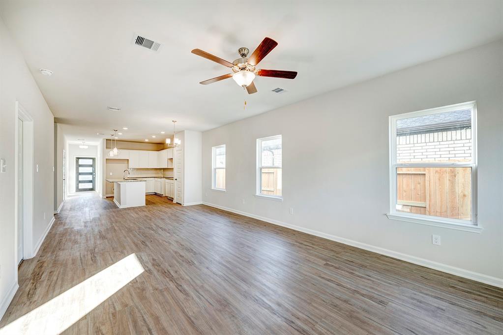 805 Apple Blossom Drive, La Marque, Texas image 3