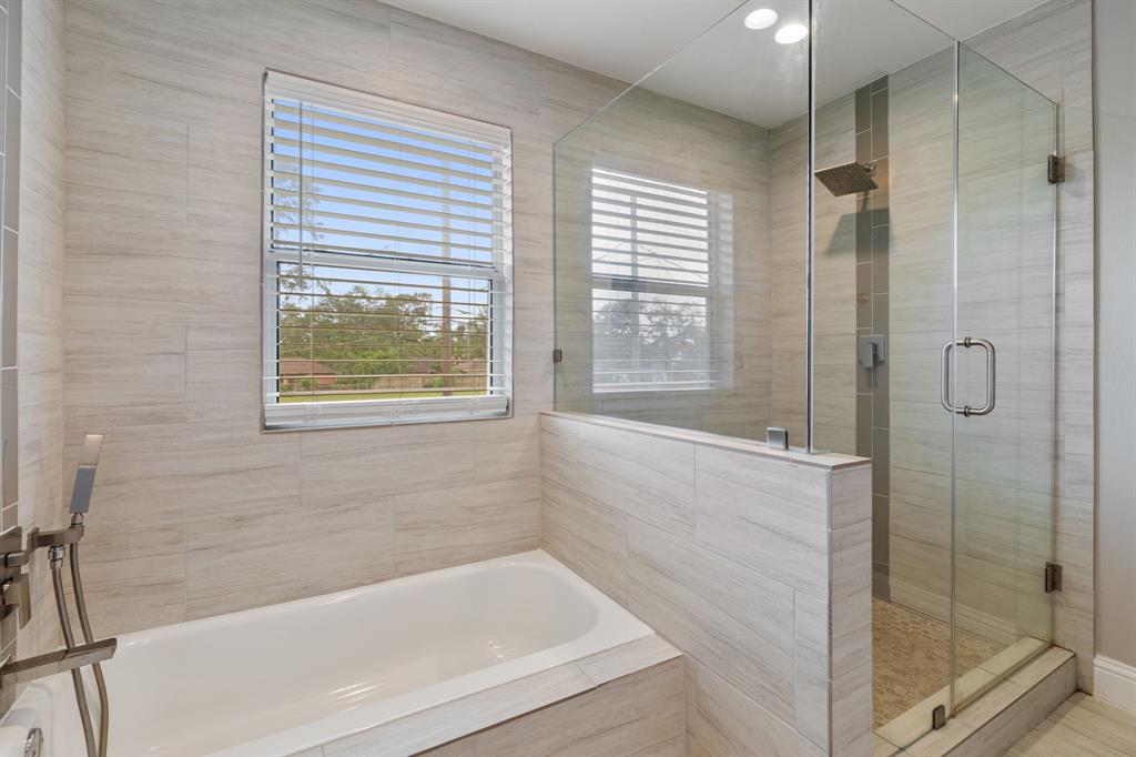 1015 Gardendale Drive, Houston, Texas image 27