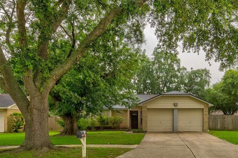 Single Family Residence in League City TX 2819 Custer Drive.jpg