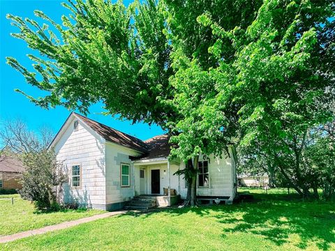Photo of 208 8th Street, Glidden, TX 78943 (MLS # 32735978) Photo of 208 8th Street, Glidden, TX 78943 (MLS # 32735978)