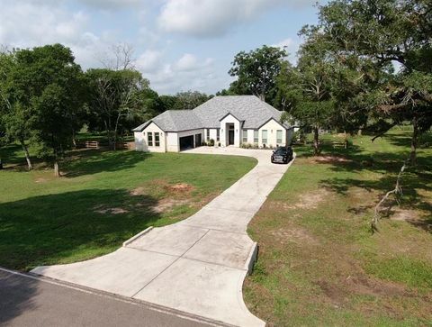 Single Family Residence in Angleton TX 21611 Chenango Lake Drive.jpg