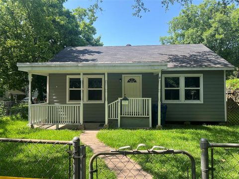 Photo of 308 11th Avenue N, Texas City, TX 77590 (MLS # 24132247)