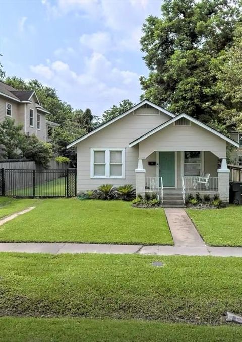 Single Family Residence in Houston TX 730 13th 1/2 Street.jpg