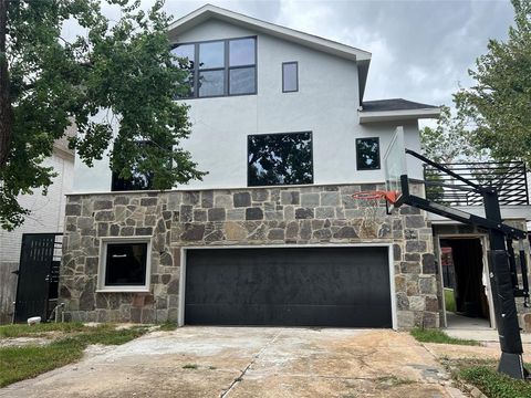 4814 Locust Street Bellaire TX 77401
