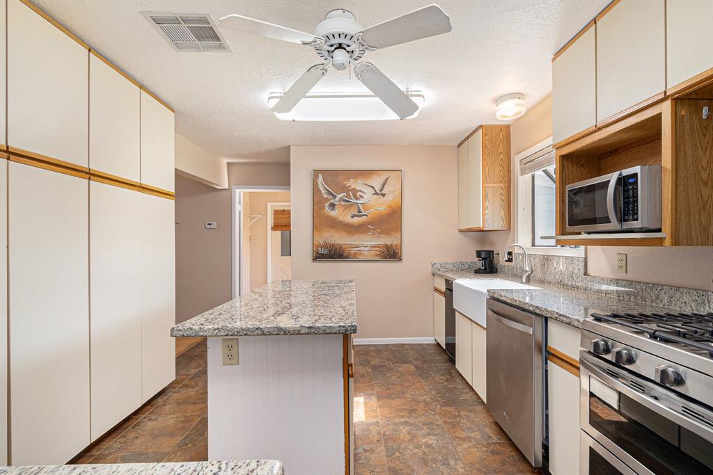 13365 Hawthorne Drive, Willis, Texas image 9