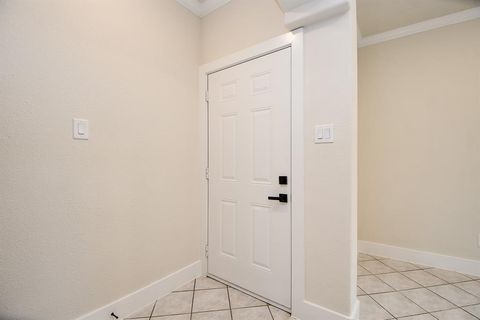 Duplex in Houston TX 5241 Ridgevan Drive 13.jpg