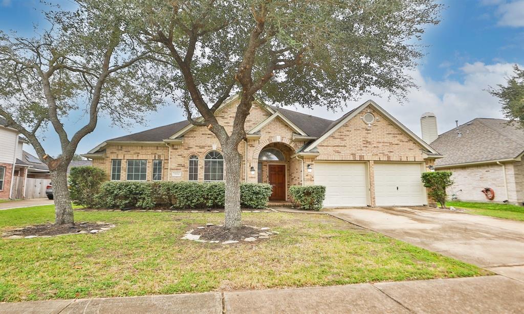 3904 Travis Lake Court, Pearland, Texas image 3