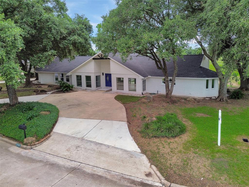 2702 Fairway Drive, Sugar Land, Texas image 2