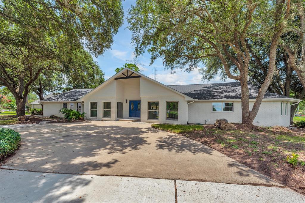 2702 Fairway Drive, Sugar Land, Texas image 1