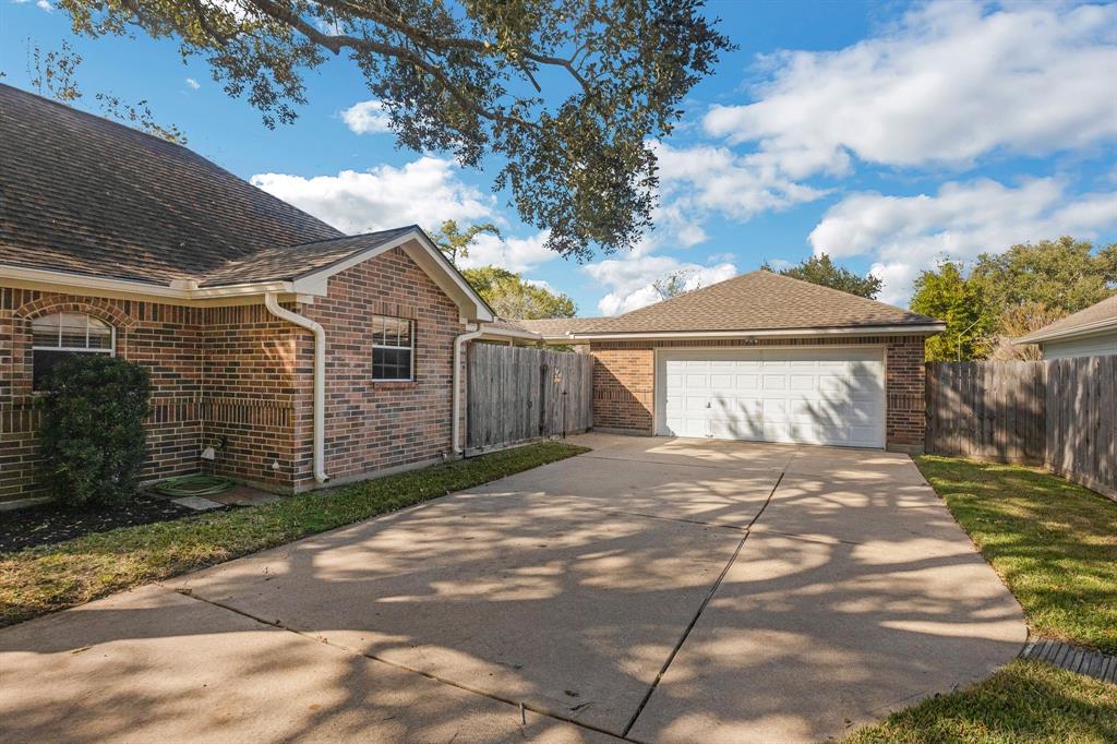 12814 Rochester Court, Santa Fe, Texas image 3