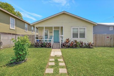 Triplex in Galveston TX 5421 Avenue O 1/2.jpg