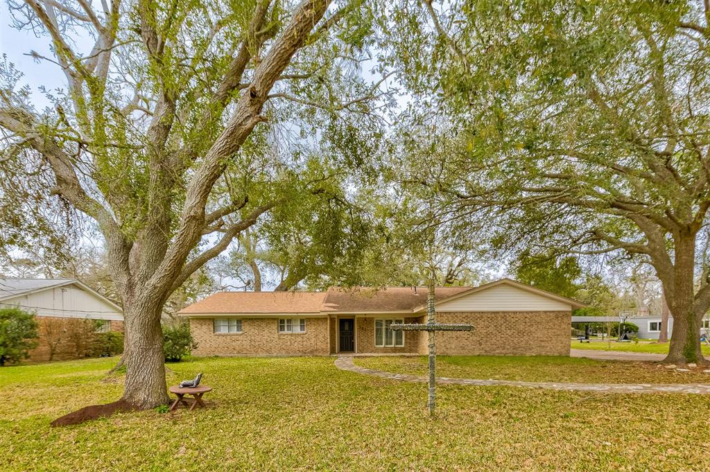 111 Sleepy Hollow Drive, Lake Jackson, Texas image 3