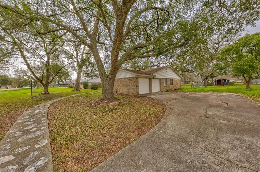111 Sleepy Hollow Drive, Lake Jackson, Texas image 35