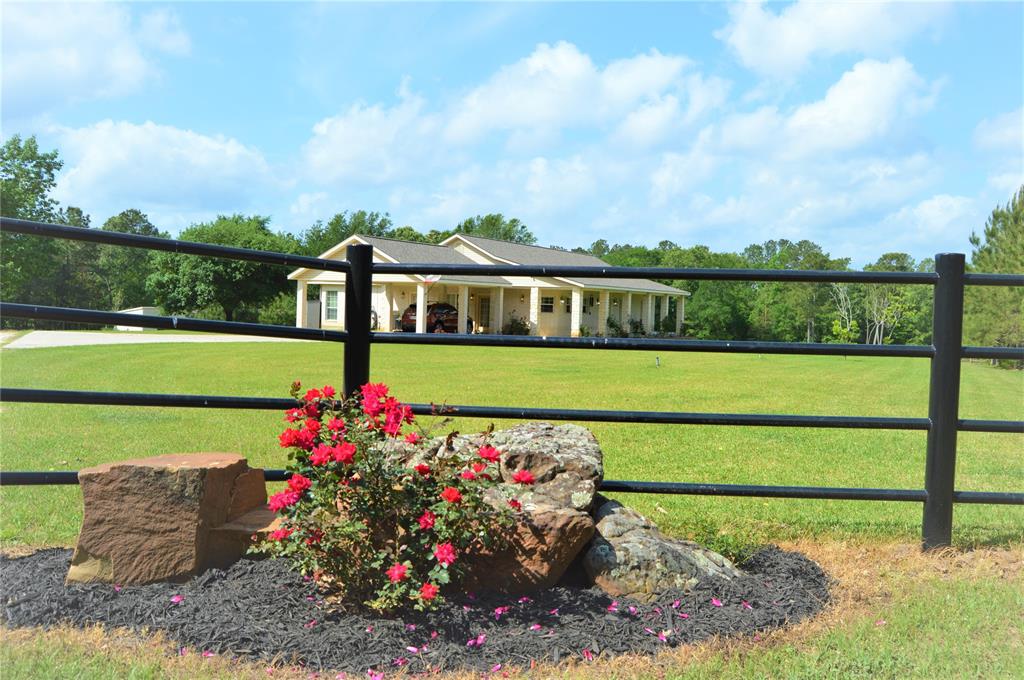 1814 Oakdale Loop, Livingston, Texas image 2