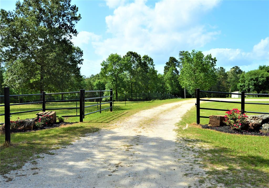 1814 Oakdale Loop, Livingston, Texas image 1
