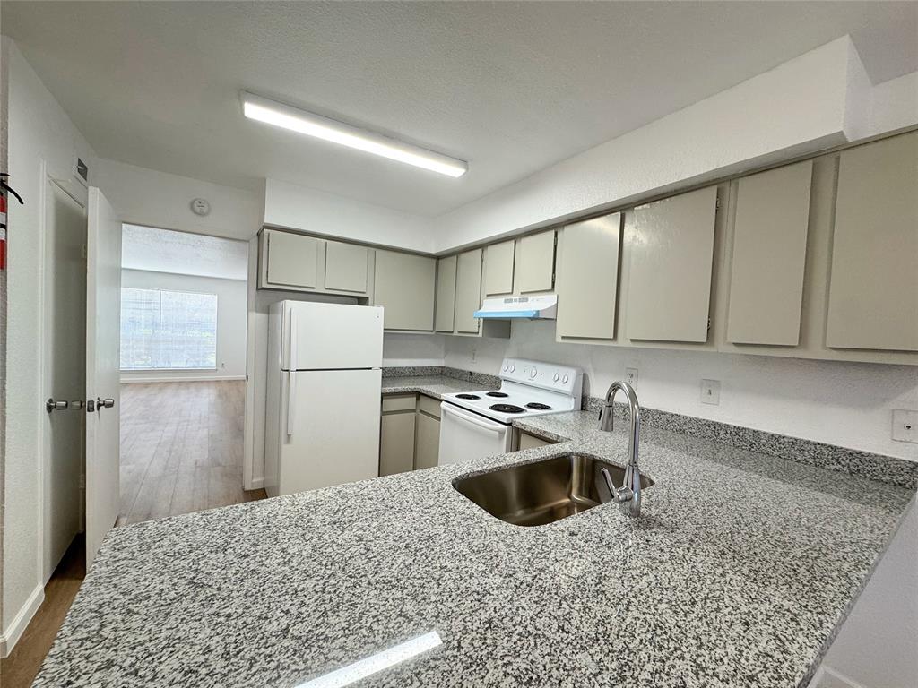 9201 Clarewood Drive #10, Houston, Texas image 4