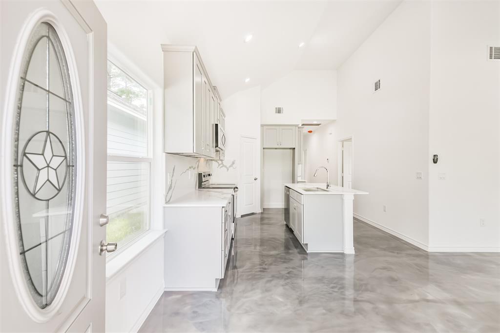 837 Queenswood