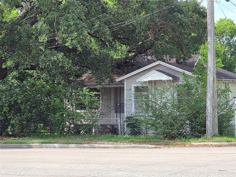 Photo of 2204 Highway 3, Dickinson, TX 77539 (MLS # 58092320)