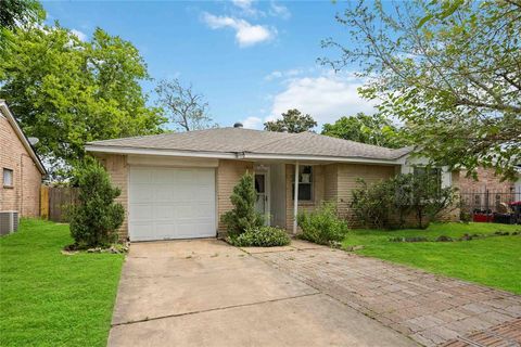Single Family Residence in Houston TX 4826 Macridge Boulevard.jpg