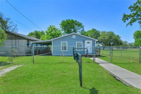Single Family Residence in Hitchcock TX 6905 Speaker Street.jpg