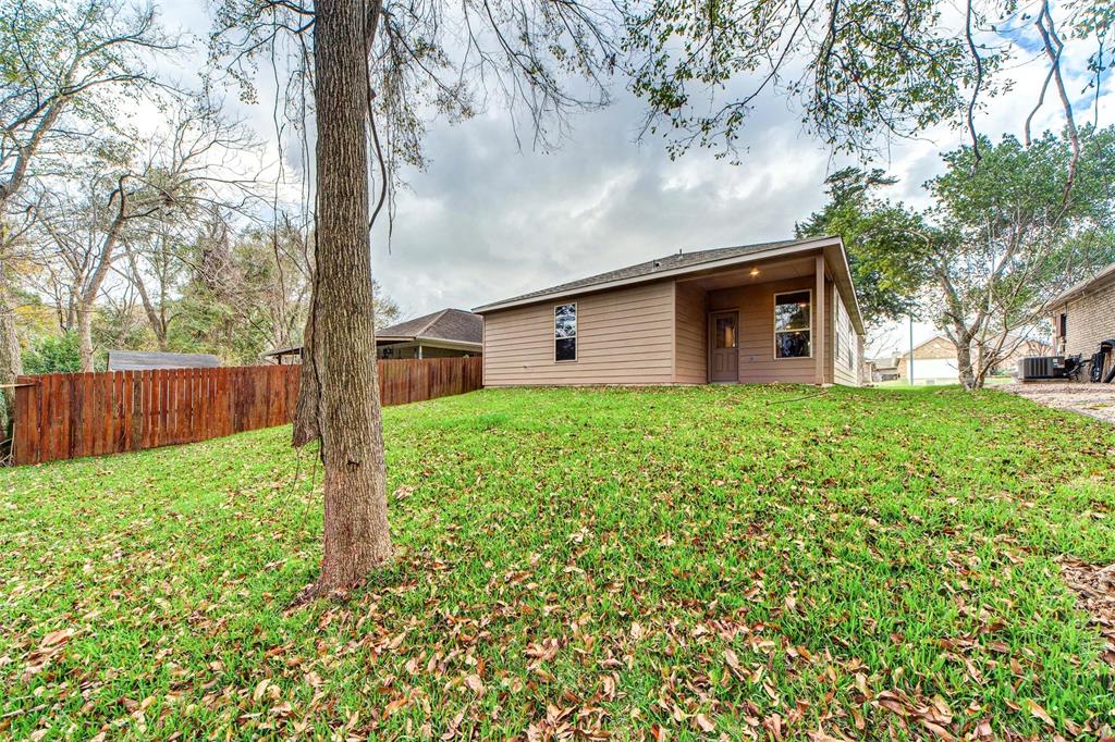 4926 Pleasure Lake Drive, Willis, Texas image 24