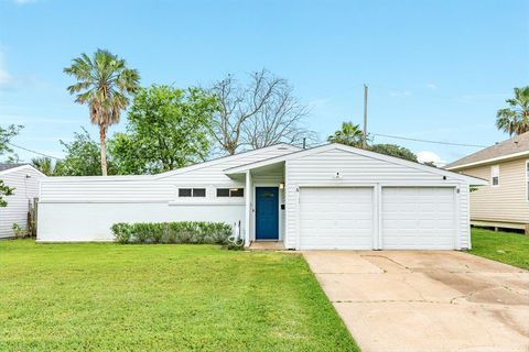 Photo of 105 Marlin Avenue, Galveston, TX 77550 (MLS # 39883247)