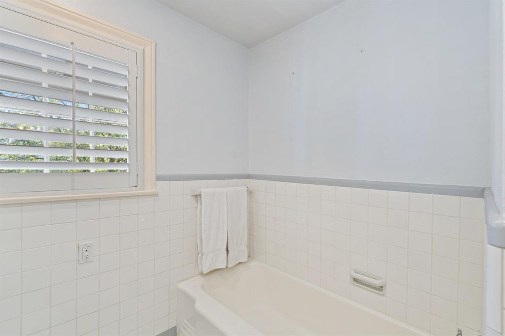 3666 Meadow Lake Lane, Houston, Texas image 32