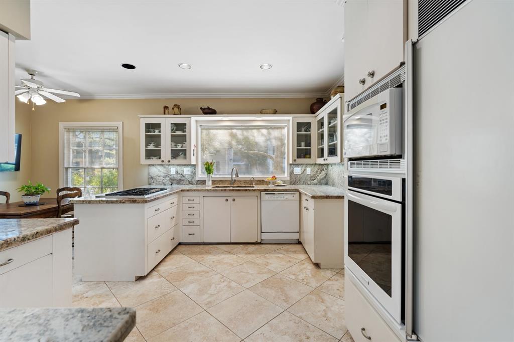 3666 Meadow Lake Lane, Houston, Texas image 15