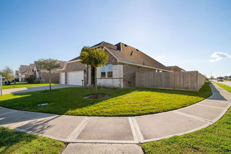 9115 Regan Way, Mont Belvieu, Texas image 3