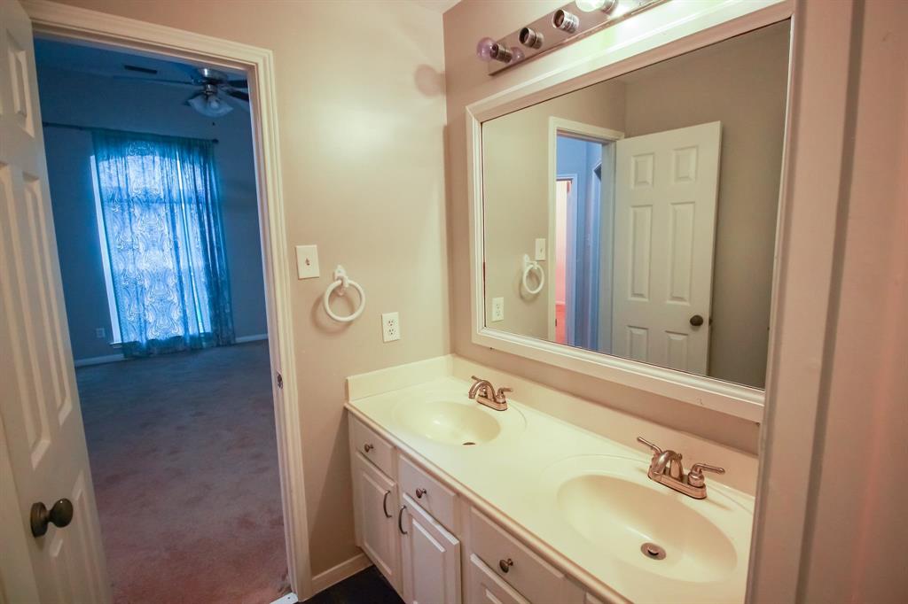10407 Redwood Drive, Baytown, Texas image 37