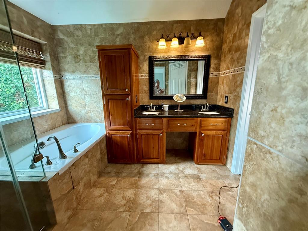 10407 Redwood Drive, Baytown, Texas image 32