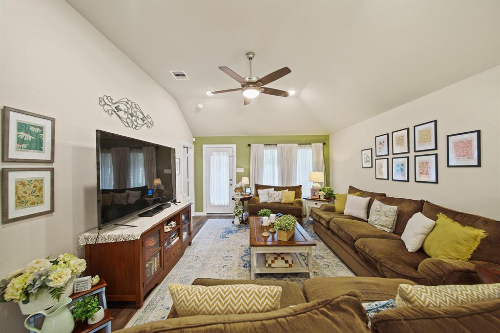 1174 Filly Creek Drive, Alvin, Texas image 9