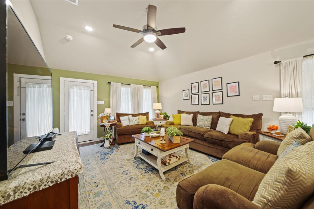 1174 Filly Creek Drive, Alvin, Texas image 10