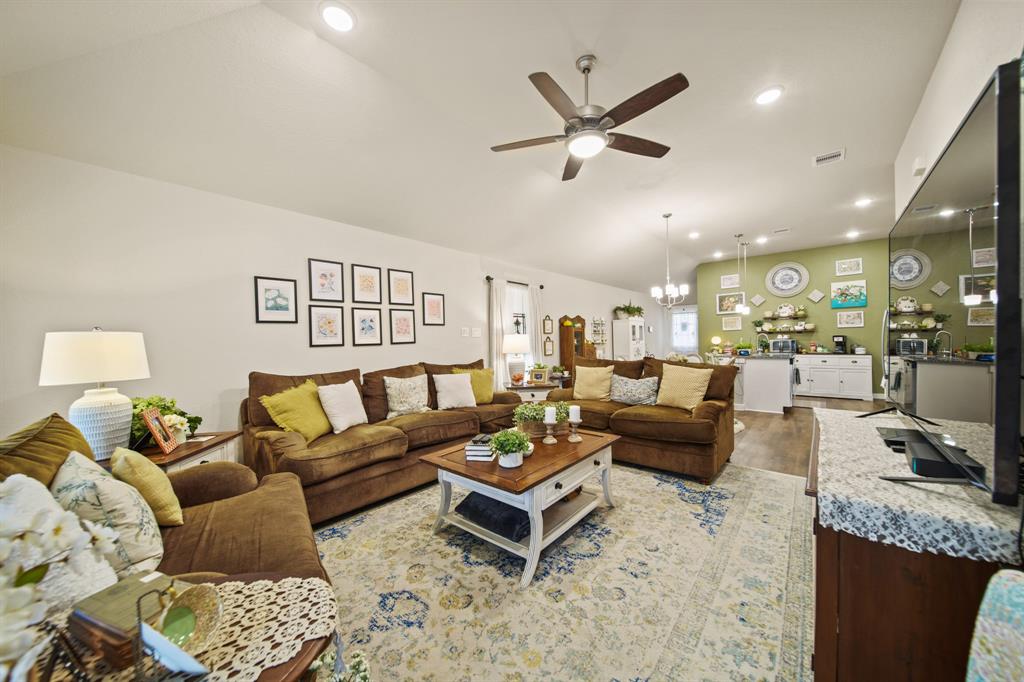 1174 Filly Creek Drive, Alvin, Texas image 11